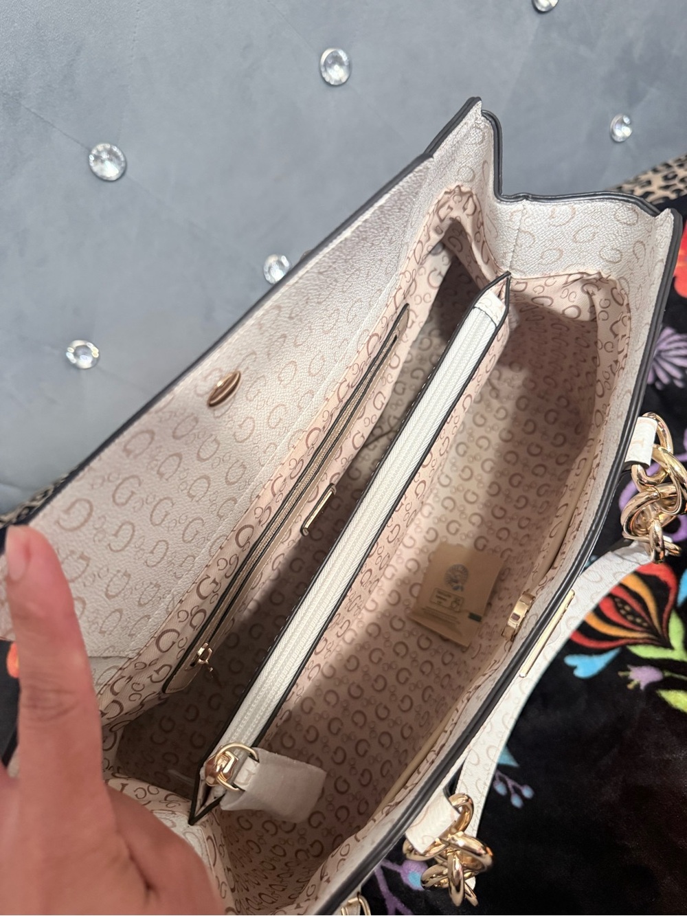 Guess White Monogram Shoulder Bag with Gold Chain Details - Picture 12 of 16
